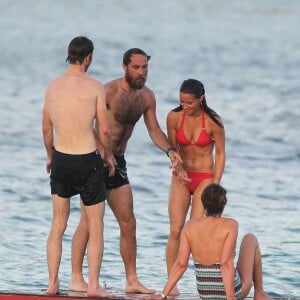 Exclusif - Pippa Middleton avec son frère James et son (petit) ami James Matthews, et sa mère Carole Middleton, en vacances à Saint-Barthélemy sur la plage de l'Eden Rock le 22 août 2015