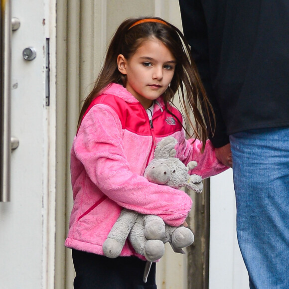 Suri Cruise sort d'un batiment a New York, le 9 octobre 2013.