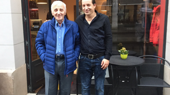 Charles Aznavour : Son fils Mischa se lance dans les hot-dogs et il "adore"