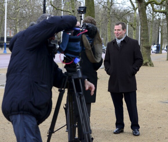 Peter Phillips filmé par une équipe de télévision le 14 janvier 2016 sur le Mall devant Buckingham Palace dans le cadre des préparatifs de la fête qui aura lieu en juin pour le 90e anniversaire de la reine Elizabeth II, sa grand-mère.