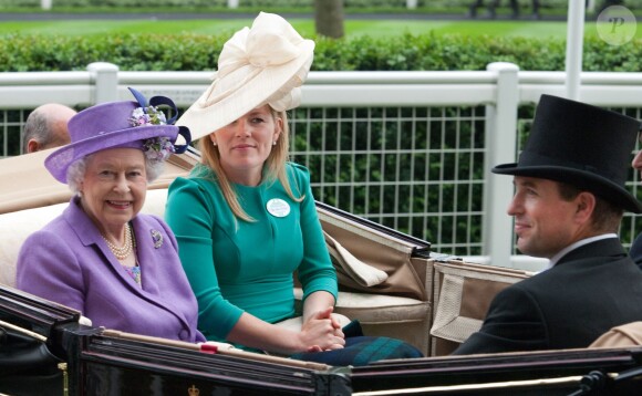 La reine Elizabeth II avec son petit-fils Peter Phillips et son épouse Autumn le 20 juin 2013 à Ascot.