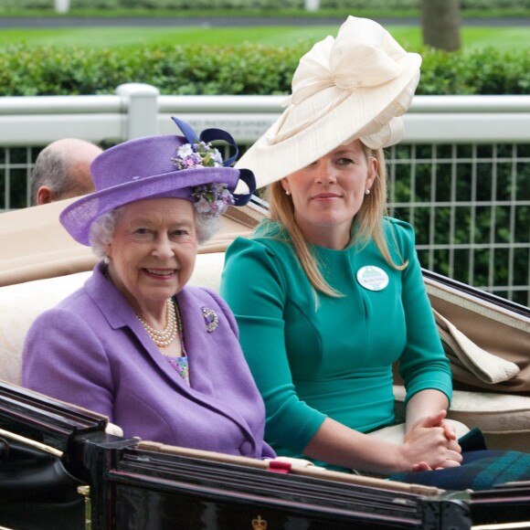 La reine Elizabeth II avec son petit-fils Peter Phillips et son épouse Autumn le 20 juin 2013 à Ascot.