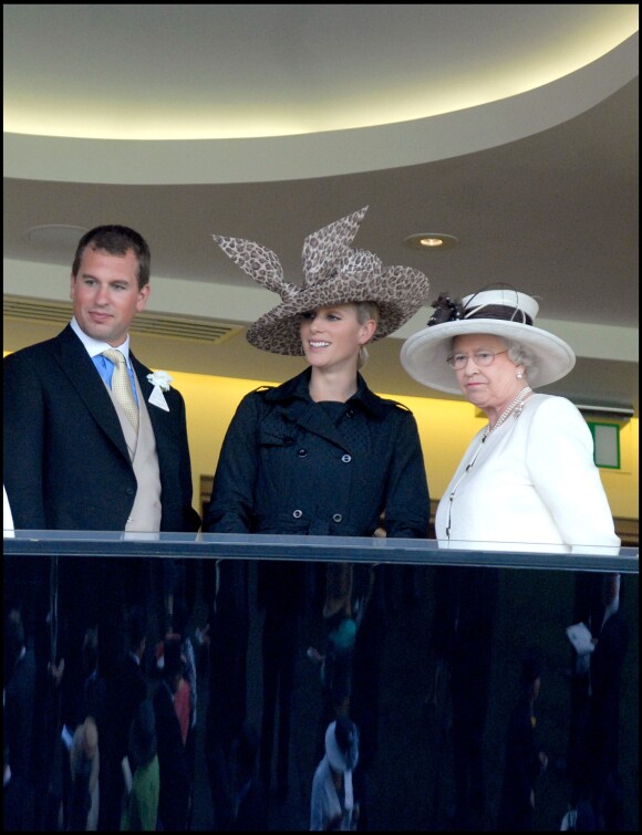 Peter Phillips et sa soeur Zara avec leur grand-mère la reine Elizabeth II à Ascot en juin 2007