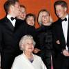 Le prince William, Peter Phillips, Zara Phillips et le prince Harry entourant la reine Elizabeth II lors de son 80e anniversaire le 21 avril 2006 à Londres.