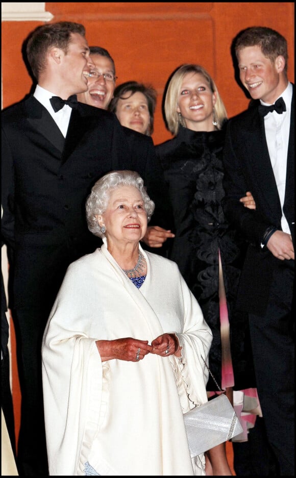 Le prince William, Peter Phillips, Zara Phillips et le prince Harry entourant la reine Elizabeth II lors de son 80e anniversaire le 21 avril 2006 à Londres.