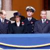 Le prince Edward, Sophie de Wessex, Tim Laurence, Peter Phillips et la reine mère à Buckingham Palace le 12 novembre 2001