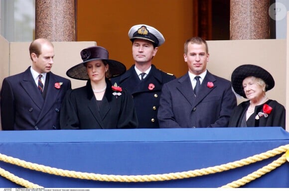 Le prince Edward, Sophie de Wessex, Tim Laurence, Peter Phillips et la reine mère à Buckingham Palace le 12 novembre 2001