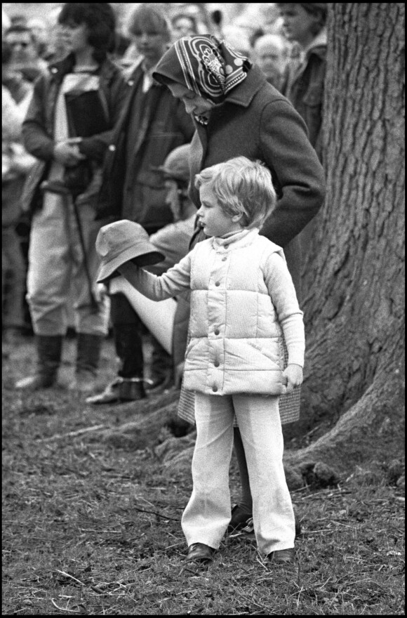 Peter Phillips et sa grand-mère la reine Elizabeth II à Badminton en avril 1983.