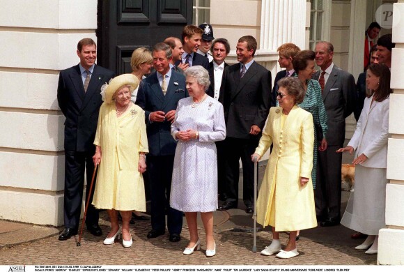 La famille royale réunie en août 1999 pour le 99e anniversaire de la reine mère, à Londres.