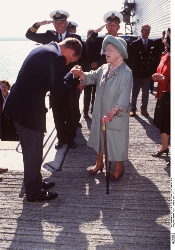 Peter Phillips saluant son arrière-grand-mère la reine mère en août 1997, en Ecosse.
