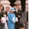 Le prince Harry, Peter Phillips et le prince William autour de la reine Elizabeth II en juillet 2000 à Londres.