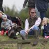 Peter Phillips, sa femme Autumn Phillips et leurs filles, Savannah et Isla Phillips, avec leur chien au Whatley Manor International Horse Trials à Gatcombe Park le 21 septembre 2013