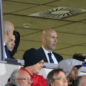 Zinédine Zidane est venu avec son épouse Véronique et leur fils Luca voir l'aîné de la famille, Enzo, lors d'un match du Castilla, l'équipe réserve du Real Madrid face au Rayo Majadahonda à Madrid le 16 janvier 2016