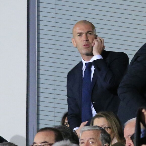 Zinédine Zidane est venu avec son épouse Véronique et leur fils Luca voir l'aîné de la famille, Enzo, lors d'un match du Castilla, l'équipe réserve du Real Madrid face au Rayo Majadahonda à Madrid le 16 janvier 2016