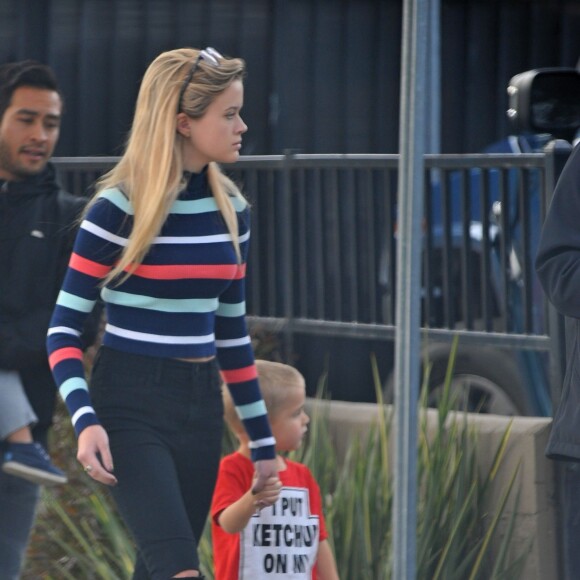 Exclusif - Les enfants de Reese Witherspoon Ava Elizabeth Phillippe et son petit frère Tennessee à Los Angeles le 16 janvier 2016.