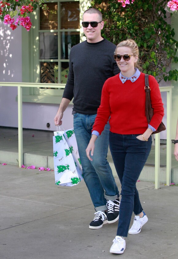 Exclusif - Reese Witherspoon et son mari Jim Toth vont déjeuner au restaurant Ivy à Santa Monica le 19 décembre 2015