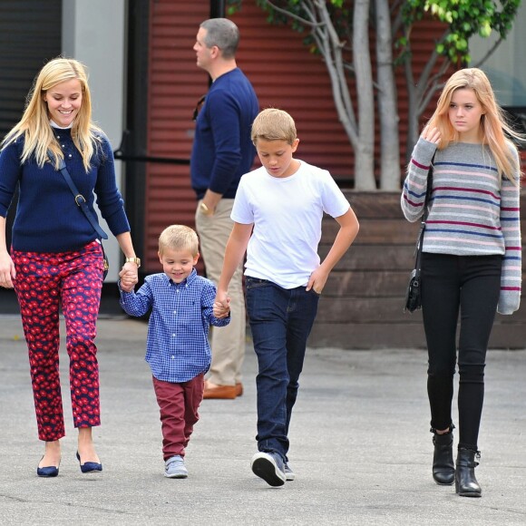 Exclusif - Reese Witherspoon, ses enfants Deacon et Ava, son mari Jim Toth et leur fils Tennessee se rendent à l'église à Santa Monica, le 15 novembre 2015.