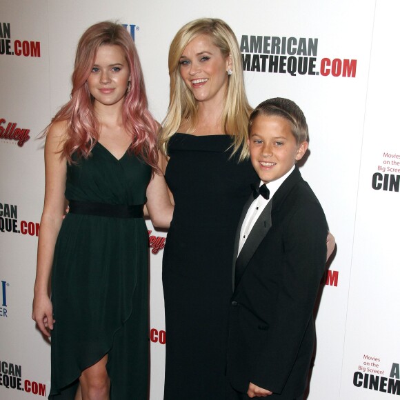 Reese Witherspoon avec ses enfants Ava Phillippe et Deacon Phillippe à la soirée American Cinematheque Award en l'honneur de Reese Witherspoon à l’hôtel The Hyatt Regency à Century City, le 30 novembre 2015