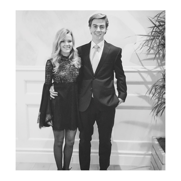 Ava Philippe, la fille de Reese Witherspoon et Ryan Phillippe a posté une photo d'elle en compagnie de son ami Scott, avant leur bal de promo. Le 16 janvier 2016.