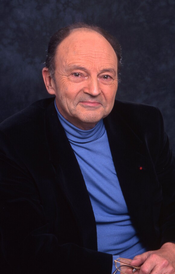 Michel Tournier, portrait en 2000. L'écrivain, auteur des romans Vendredi ou les limbes du Pacifique et Le Roi des Aulnes, est mort à 91 ans le 18 janvier 2016 à Choisel (Yvelines).