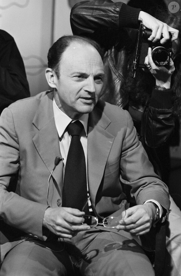 Michel Tournier sur le plateau de l'émission Apostrophes le 3 juillet 1981. L'écrivain, auteur des romans Vendredi ou les limbes du Pacifique et Le Roi des Aulnes, est mort à 91 ans le 18 janvier 2016 à Choisel (Yvelines).
