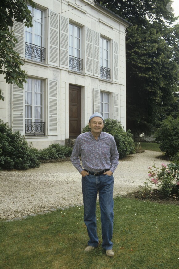 Michel Tournier le 6 juillet 1995 dans le jardin de sa propriété, un ancien presbytère, à Choisel, en Vallée de Chevreuse. L'écrivain, auteur des romans Vendredi ou les limbes du Pacifique et Le Roi des Aulnes, est mort à 91 ans le 18 janvier 2016 à Choisel (Yvelines).