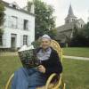 Michel Tournier le 6 juillet 1995 dans le jardin de sa propriété, un ancien presbytère, à Choisel, en Vallée de Chevreuse. L'écrivain, auteur des romans Vendredi ou les limbes du Pacifique et Le Roi des Aulnes, est mort à 91 ans le 18 janvier 2016 à Choisel (Yvelines).