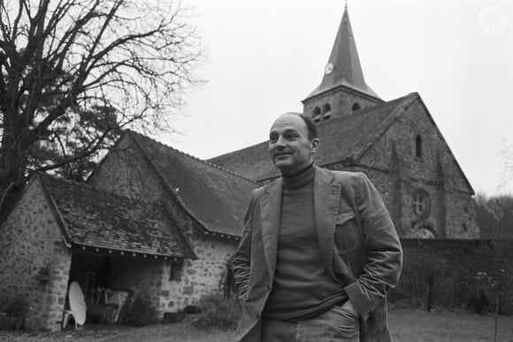 Michel Tournier le 13 décembre 1979 chez lui à Choisel, en Vallée de Chevreuse. L'écrivain, auteur des romans Vendredi ou les limbes du Pacifique et Le Roi des Aulnes, est mort à 91 ans le 18 janvier 2016 à Choisel (Yvelines).
