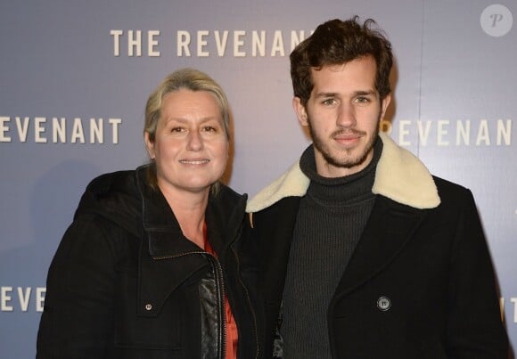 Luana Belmondo et son fils Victor lors de l'avant-première du film "The Revenant" au Grand Rex à Paris, le 18 janvier 2016.