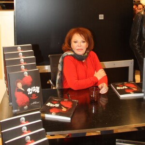 Exclusif - La chanteuse Régine en dédicace de son livre "Mes nuits, mes rencontres" au Monoprix des Champs-Elysées à Paris le 13 décembre 2015. ©Philippe Baldini/Bestimage