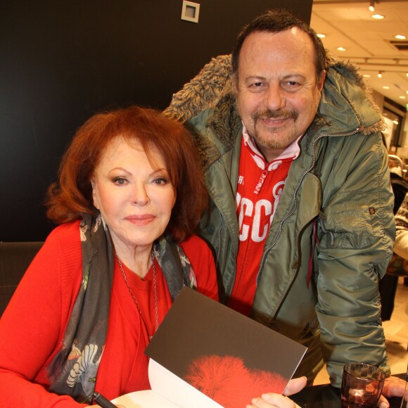 Exclusif - Régine et son complice Henry-Jean Servat - La chanteuse en dédicace de son livre "Mes nuits, mes rencontres" au Monoprix des Champs-Elysées à Paris le 13 décembre 2015. ©Philippe Baldini/Bestimage