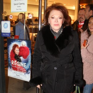 Exclusif - La chanteuse Régine en dédicace de son livre "Mes nuits, mes rencontres" au Monoprix des Champs-Elysées à Paris le 13 décembre 2015. ©Philippe Baldini/Bestimage