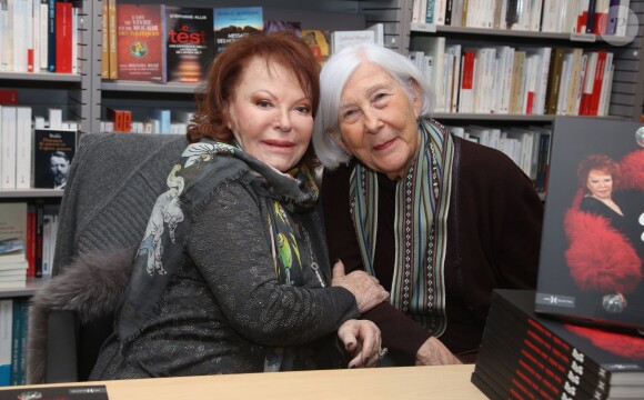 Exclusif - Monique Levi-Strauss est venue saluer Régine en dédicace pour son nouveau livre "Mes nuits, mes rencontres" à la librairie Albin Michel Boulevard Saint-Germain à Paris, le 25 novembre 2015.