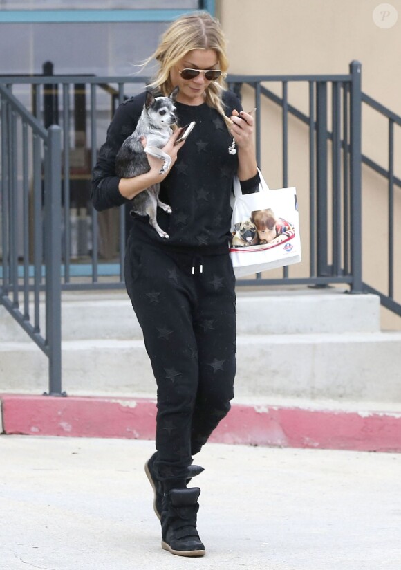 LeAnn Rimes quitte une clinique vétérinaire à Los Angeles Le 07 Février 2015