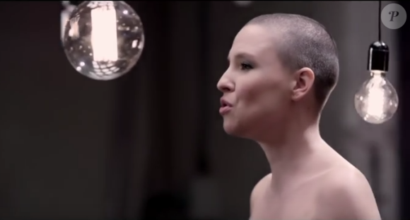 Anne Sila dans le clip Le Monde tourne sans toi.