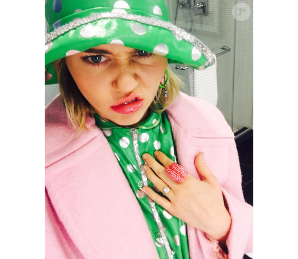 Miley Cyrus a publié une photo avec sa bague de fiançailles sur sa page Instagram au mois de janvier 2016.