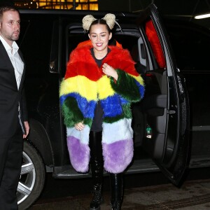 Miley Cyrus porte un manteau de fausse fourrure rayé de plusieurs couleurs dans les rues de New York, le 2 décembre 2015