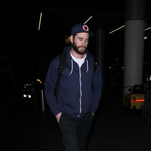 Liam Hemsworth arrive à l'aéroport de LAX à Los Angeles, le 18 décembre 2015.