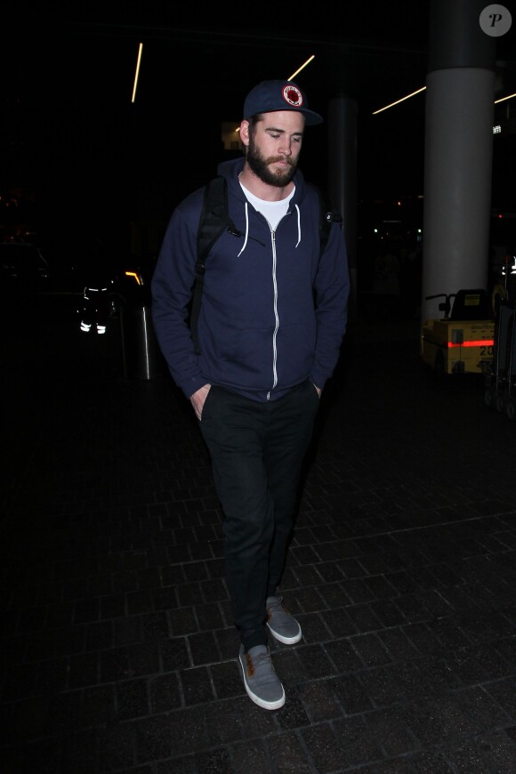 Liam Hemsworth arrive à l'aéroport de LAX à Los Angeles, le 18 décembre 2015.