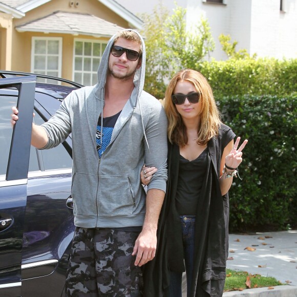 Miley Cyrus et Liam Hemsworth dans les rues de Toluca Lake, le 11 juillet 2010