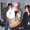 Miley Cyrus qui porte à nouveau sa bague de fiançailles arrive à l'aéroprot JFK, New York le 17 janvier 2016.