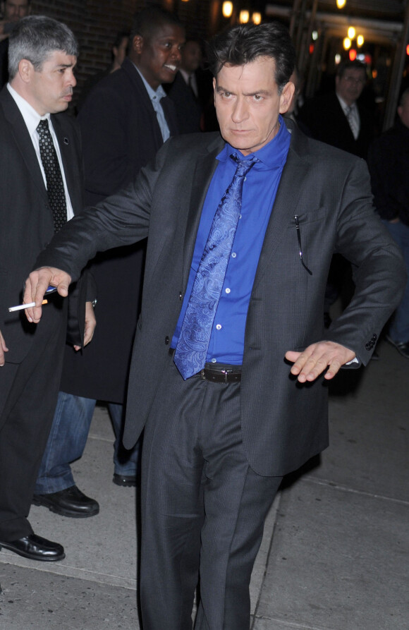 Charlie Sheen arrive a l'emission "The Late Show" a New York. Le 14 janvier 2013