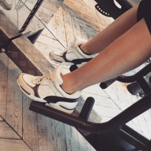 Clara Morgane fait du sport pour retrouver la ligne après son accouchement. Janvier 2016.