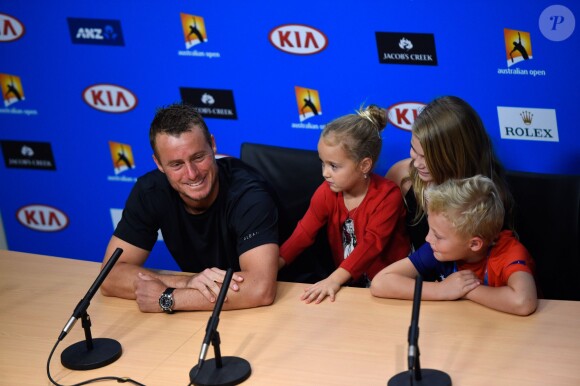Lleyton Hewitt avec ses trois enfants Mia Rebecca, Cruz et Ava en conférence de presse après le dernier match de sa carrière, sur la Rod Laver Arena du Melbourne Park de Melbourne, le 21 janvier 2016