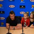 Lleyton Hewitt avec ses trois enfants Mia Rebecca, Cruz et Ava en conférence de presse après le dernier match de sa carrière, sur la Rod Laver Arena du Melbourne Park de Melbourne, le 21 janvier 2016