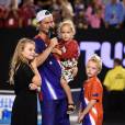 Lleyton Hewitt avec ses trois enfants Mia Rebecca, Cruz et Ava lors du dernier match de sa carrière, sur la Rod Laver Arena du Melbourne Park de Melbourne, le 21 janvier 2016