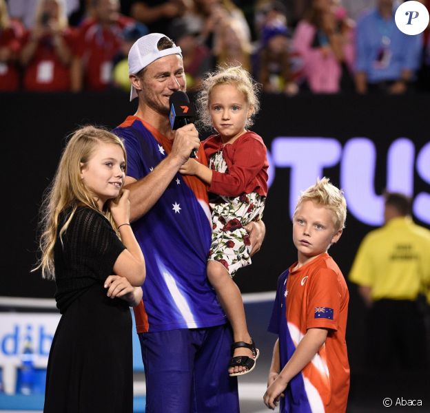 Lleyton Hewitt avec ses trois enfants Mia Rebecca, Cruz et Ava lors du dernier match de sa carrière, sur la Rod Laver Arena du Melbourne Park de Melbourne, le 21 janvier 2016