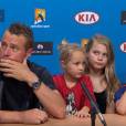 Lleyton Hewitt en conférence de presse entouré de ses enfants à l'issue du dernier match de sa carrière, au Melbourne Park de Melbourne, le 21 janvier 2016