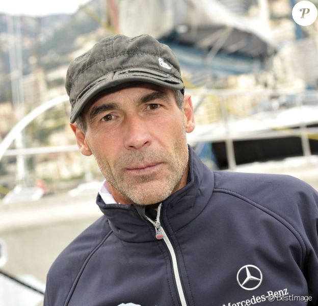 Mike Horn à Monaco devant son voilier le Pangaea, le 13 décembre 2012.