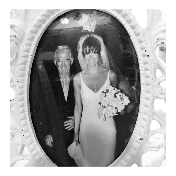 Lisa Rinna qui vient de perdre son père Frank, a publié une photo d'elle à ses côtés le jour de son mariage sur sa page Instagram, le 22 janvier 2016.